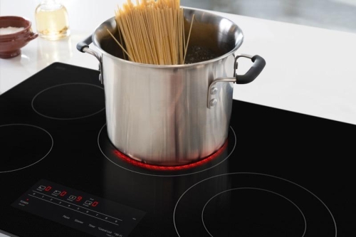 Chauffer des ustensiles de cuisine plus grands avec des éléments flexibles - CBEW3017BE