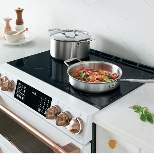 La surface en verre sans joint rationalise et simplifie la cuisson