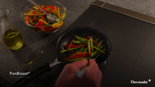 Idéal pour cuisiner à l&#39;huile, PanBoost® fournit 30 secondes de puissance maximale