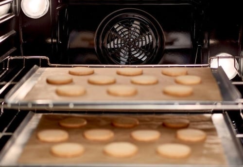 Convection Multi-Rack for even baking on all racks - HBL8453UC