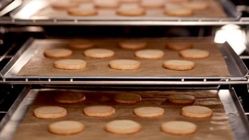 Genuine European Convection for Even Baking Results on Multiple Racks. - HII8046C Genuine European Convection for Even Baking Results on Multiple Racks. - HII8046C