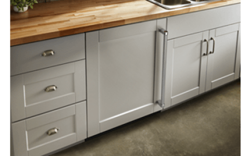 采用隐藏式铰链,实现完全齐平安装 Fully Flush Installation with Hidden Hinges