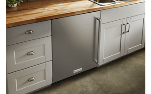 采用隐藏式铰链,实现完全齐平安装 Fully Flush Installation with Hidden Hinges