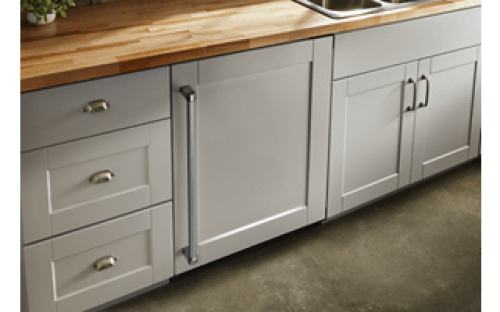 采用隐藏式铰链,实现完全齐平安装 Fully Flush Installation with Hidden Hinges