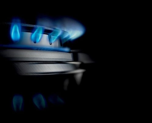 Two levels of flames. One ingenious cooktop.