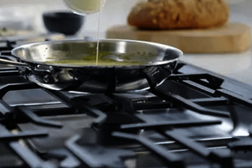 Continuous Grates make it easy to move pans - SGSX365FS