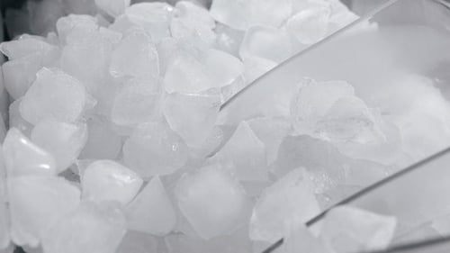 Glace en forme de diamant pour des boissons raffinées
